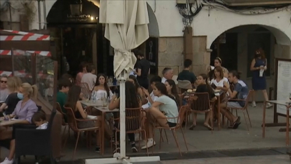 Grupo de jóvenes en las terrazas de la plaza Mayor de Cáceres.