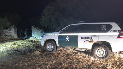 Dispositivo de agentes de la Guardia Civil controlando la entrada a la finca