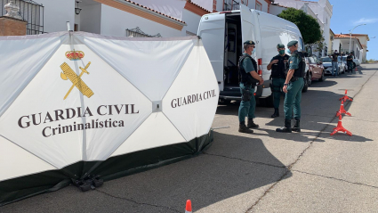 La Guardia Civil escolta la casa del detenido mientras se realizan los registros