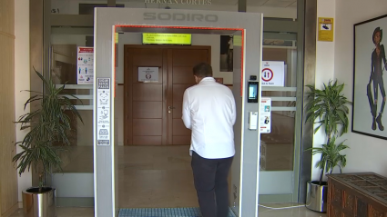 Persona pasando por el arco anticovid instalado en la entrada de la Residencia Hernán Cortés