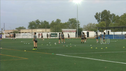 El Femenino Cáceres entrenando esta misma tarde en los campos Manuel Sanchez Delgado