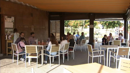 Clientes sentados en una terraza de Badajoz antes de entrar en vigor las restricciones.