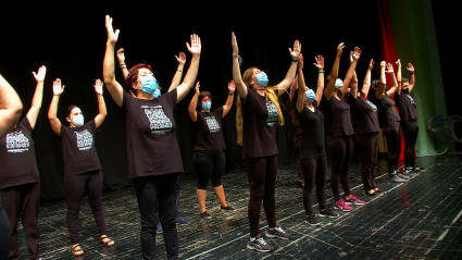 escuela de teatro inclusiva Espacio Trece de Villafranca de los Barros ultiman los detalles antes del estreno de la obra “Los Pelópidas” de Jorge Llopis.