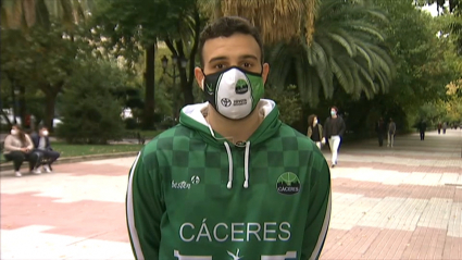 Ferrán Ventura atendiendo a Extremadura Deportes