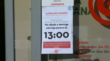 Cartel con el horario de toque de queda en un supermercado de Elvas 