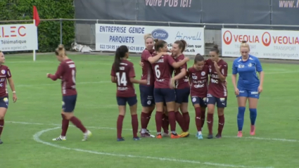 Las jugadoras del Servette celebran un gol de Paula Serrano