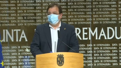 Guillermo Fernández Vara en rueda de prensa