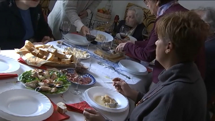 Una familia celebrando la Navidad