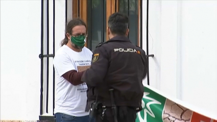 Ecologistas en acción encadenados en la Asamblea