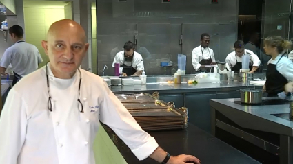 Toño Pérez en la cocina de Atrio