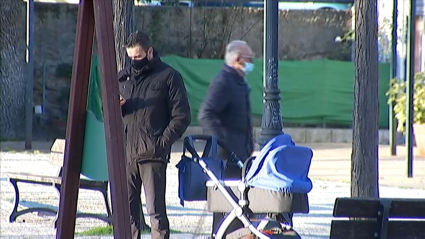 Padre con un bebé en un parque de Extremadura