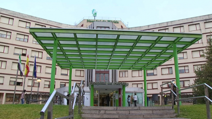 Varias personas en la puerta del Hospital de Mérida