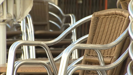 Sillas apiladas en una terraza