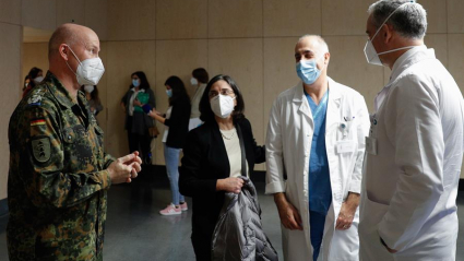 El jefe del equipo médico militar alemán Jens-Peter Evers, conversa con el personal médico portugués tras asistir a una rueda de prensa.