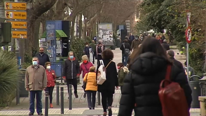 Ciudadanos de Cáceres paseando por el Paseo de Cánovas