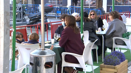 Clientes consumiendo en terraza