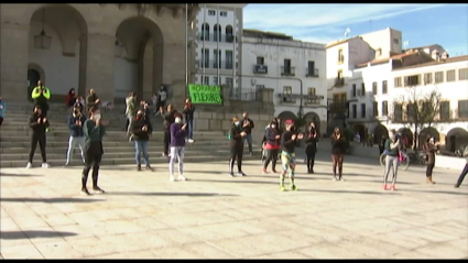 Protestas trabajadores de gimnasios en la Plaza Mayor de Cáceres