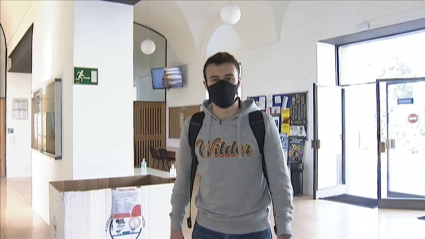 Pablo Asensio entrando en la Facultad de Periodismo de la UEx