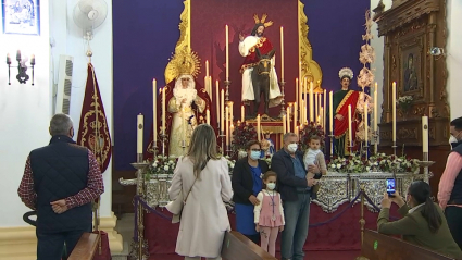 Una familia se hace la foro con la Borriquita esta mañana en la parroquia de San Roque 