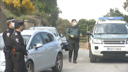 Agentes de la Policía y la Guardia Civil vigilan los alrededores de Valcorchero (Plasencia)