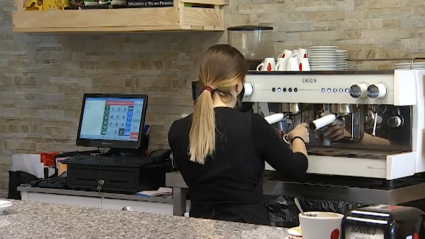 Mujer trabajando en un bar