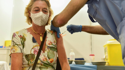 Un sanitario inyecta este jueves en Bilbao una segunda dosis de la vacuna de Pfizer Biontech a una mujer perteneciente al grupo de entre 55 y 60 años, incluida en los colectivos de trabajadores esenciales que recibieron la primera dosis de AstraZeneca, grupo del que Osakidetza ha citado a 855 personas. 