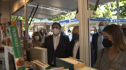 Luis Landero visita un expositor de la Feria del Libro junto al alcalde de Badajoz