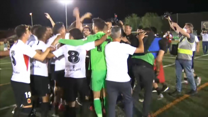 La plantilla del Montijo celebrando el ascenso a Segunda RFEF