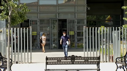 Opositores saliendo de una biblioteca