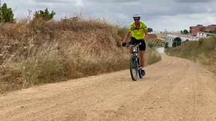 Pedro Hierro durante una etapa con su bicicleta