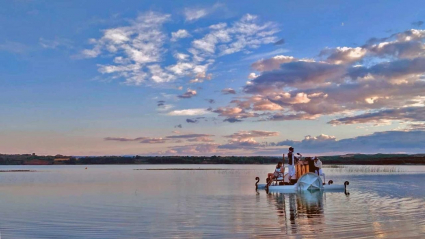 La música clásica sonará sobre el embalse del Zújar para el público desde esta embarcación