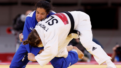 Cristina Cabaña de España (i) combate con Tina Trstenjak de Eslovaquia en los -63kg femeninos de judo durante los Juegos Olímpicos 2020, este martes en el estadio Nippon Budokan en Tokio (Japón)