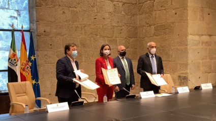 Firma de la declaración de intenciones sobre la azucarera entre la ministra de Industria, Turismo y Comercio, Reyes Maroto; el presidente de la Junta de Extremadura, Guillermo Fernández Vara y el representante de Ibérica Sugar Company SLU, Jamal Majid Al-Ghurair.