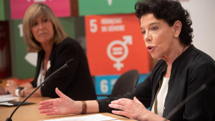 La ministra de Educación, Isabel Celaá, junto a la presidenta de la Diputación de Barcelona, Núria Marín (i),durante la inauguración de un seminario sobre la equidad, la calidad y la excelencia en la educación que quiere impulsar la nueva LOMLOE