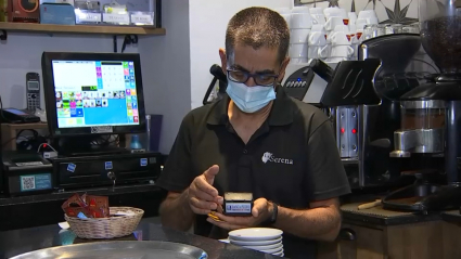 Manuel Brito, trabajando como camarero esta mañana 