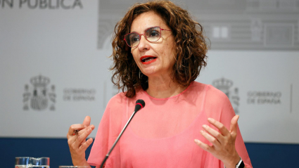 La ministra de Hacienda y Función Pública, María Jesús Montero, atiende a la prensa tras reunirse por vía telemática con las comunidades autónomas en la Conferencia Sectorial del Plan de Recuperación, Transformación y Resiliencia, para abordar el reparto territorial de los fondos europeos que recibirá España este año.