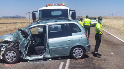 La Guardia Civil, actuando en el accidente