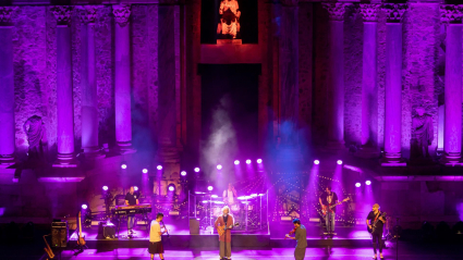 El compositor, músico y cantante Robe Iniesta durante su actuación hoy Domingo en el teatro romano de Mérida, incluido en el Stone Music Festival que se celebra en la capital extremeña.