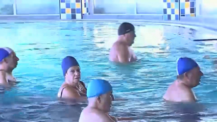 Jubilados disfrutando del balneario de Baños de Montemayor