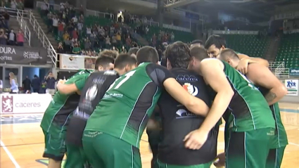 Los jugadores del Cáceres Patrimonio celebran la victoria ante Leyma Coruña