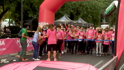 Marcha rosa en Cáceres para recaudar fondos para la investigación del cáncer de mama