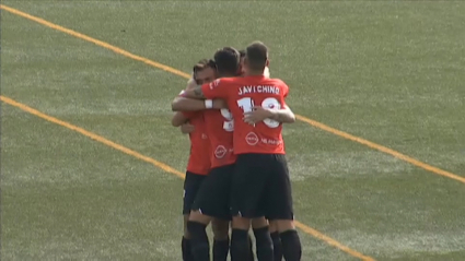 Los jugadores del Montijo celebran el gol de Dani Segovia ante el Vélez