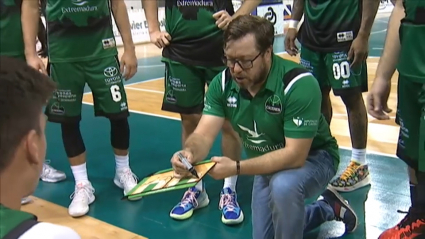 Roberto Blanco da instrucciones a sus jugadores durante un tiempo muerto en la primera jornada