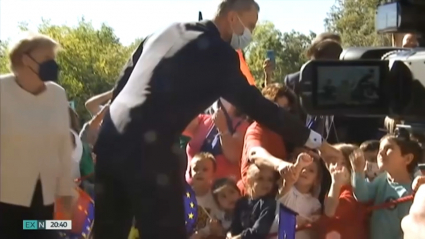 El Rey Felipe VI saludando a niños en Cuacos de Yuste