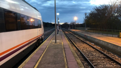 Tren parado en la estación de Almadén esperando que se arregle el tren en sentido contrario