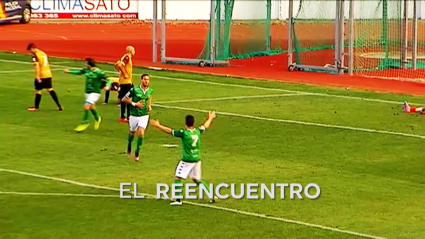 Carlos Fernández celebrando un gol con el Villanovense