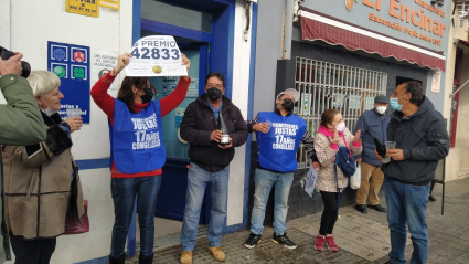 Lotera celebrando el décimo vendido del 42833 en Cáceres