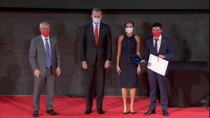 Alberto Ginés recibe el reconocimiento por su medalla en los JJOO en manos de Los Reyes de España