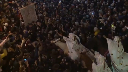 Salida de la procesión de 'La Encamisá' en Torrejoncillo