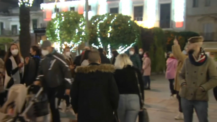 Personas en la Plaza de España de Mérida a la espera de las preuvas